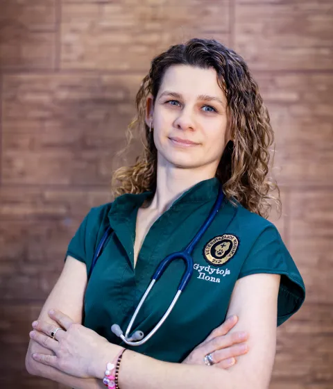 Veterinarijos gydytoja Ilona su stetoskopu, sukryžiavusi rankas