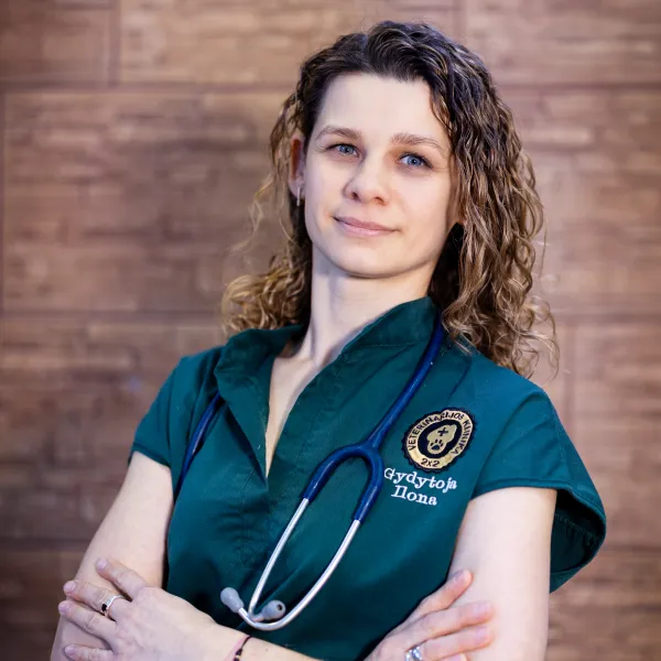 Veterinarijos gydytoja Ilona su stetoskopu, sukryžiavusi rankas