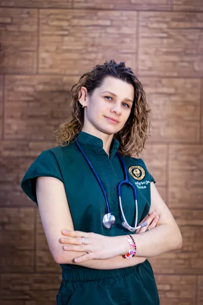 Besišypsanti veterinarijos gydytoja Ilona su stetoskopu ant kaklo